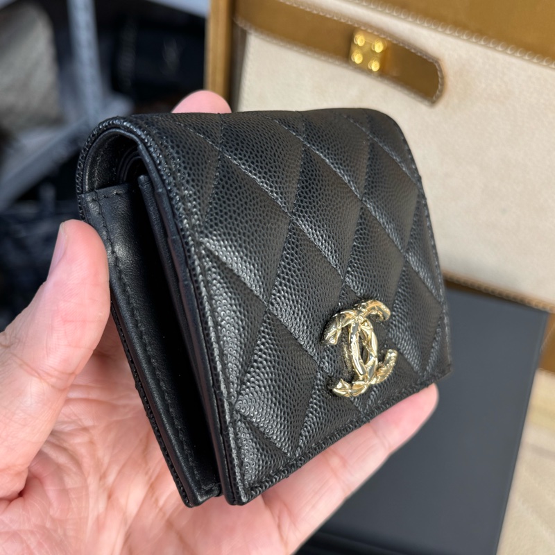 CHANEL 黑荔枝紋24S雕紋雙C LOGO對開短夾🩶🖤極新釋出-3