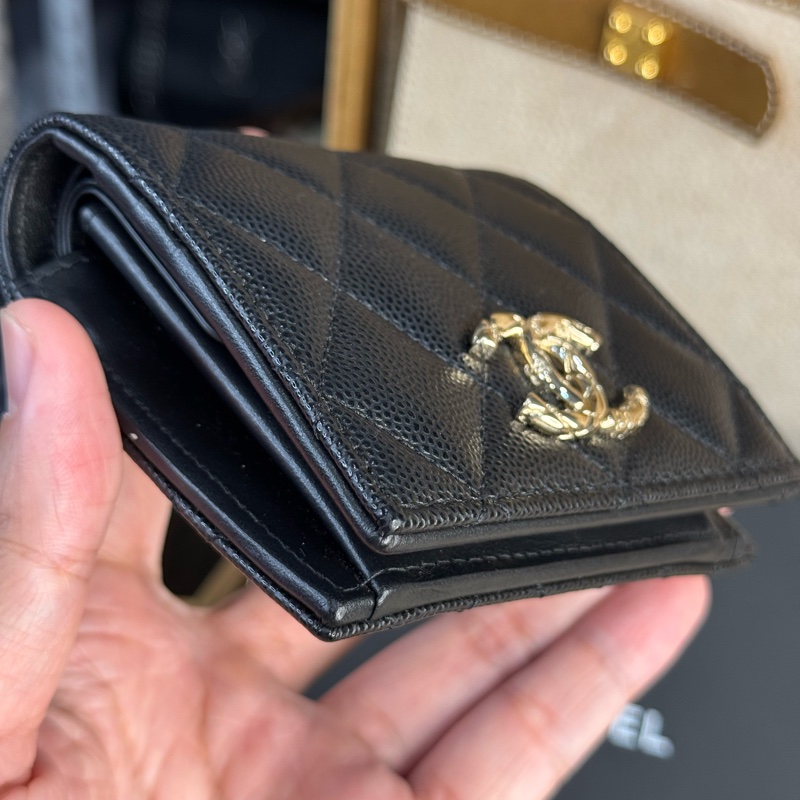 CHANEL 黑荔枝紋24S雕紋雙C LOGO對開短夾🩶🖤極新釋出-4