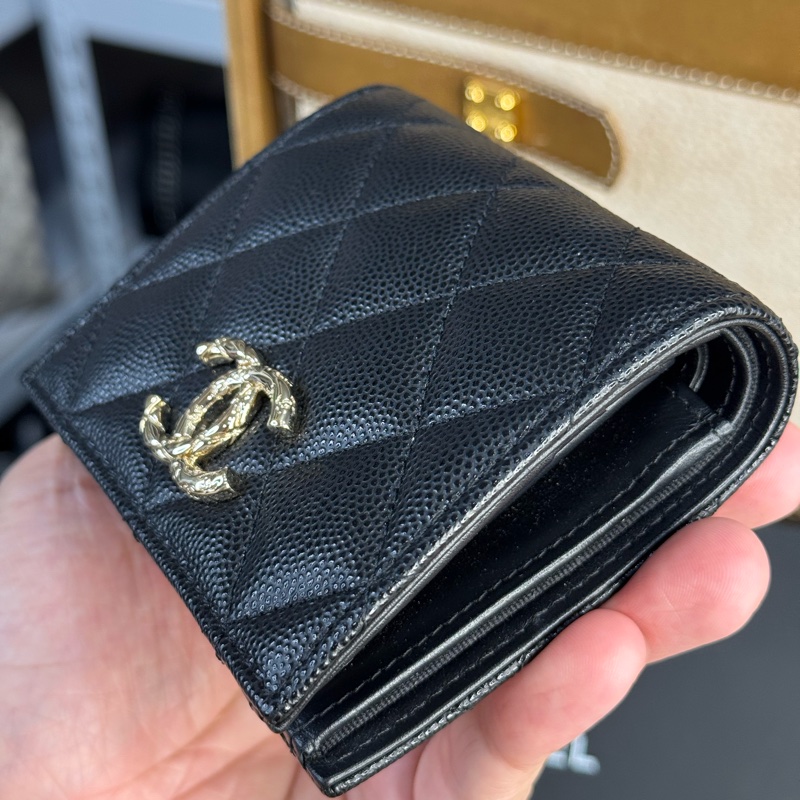 CHANEL 黑荔枝紋24S雕紋雙C LOGO對開短夾🩶🖤極新釋出-5