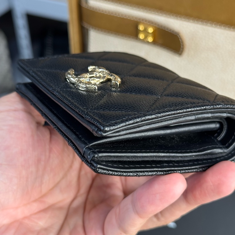 CHANEL 黑荔枝紋24S雕紋雙C LOGO對開短夾🩶🖤極新釋出-6