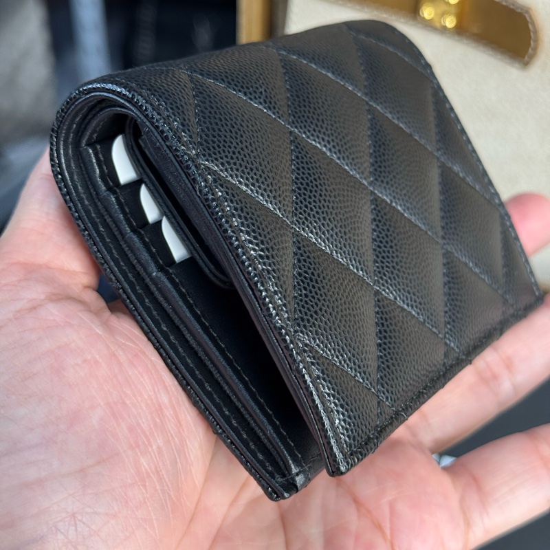 CHANEL 黑荔枝紋24S雕紋雙C LOGO對開短夾🩶🖤極新釋出-7