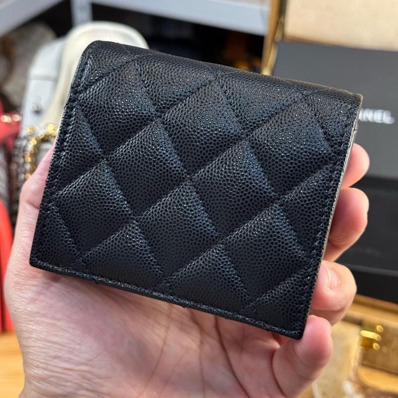 CHANEL 黑荔枝紋24S雕紋雙C LOGO對開短夾🩶🖤極新釋出-8