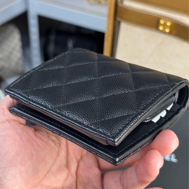 CHANEL 黑荔枝紋24S雕紋雙C LOGO對開短夾🩶🖤極新釋出-9