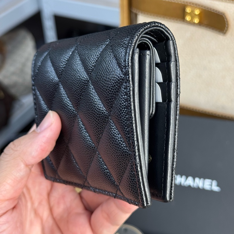 CHANEL 黑荔枝紋24S雕紋雙C LOGO對開短夾🩶🖤極新釋出-10