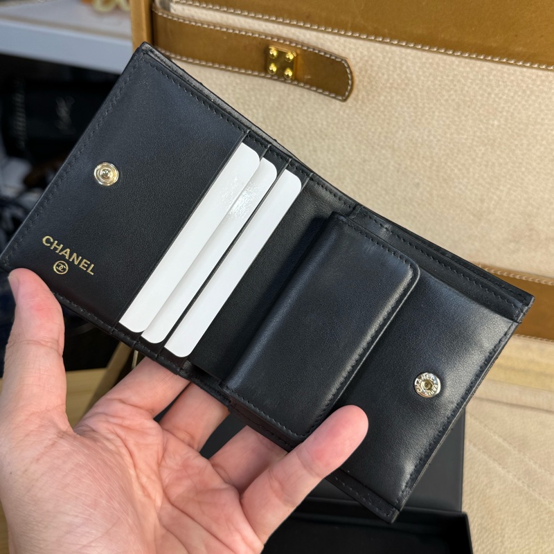 CHANEL 黑荔枝紋24S雕紋雙C LOGO對開短夾🩶🖤極新釋出-11