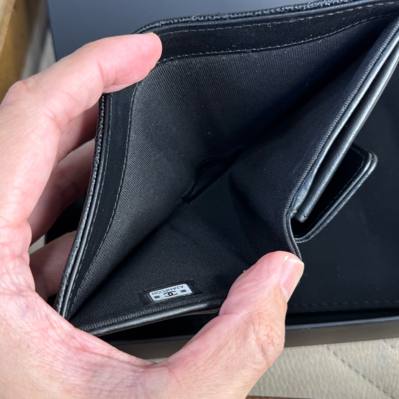 CHANEL 黑荔枝紋24S雕紋雙C LOGO對開短夾🩶🖤極新釋出-12