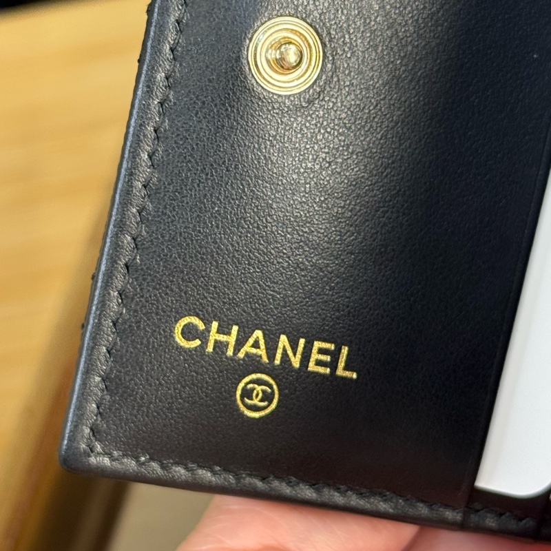 CHANEL 黑荔枝紋24S雕紋雙C LOGO對開短夾🩶🖤極新釋出-14