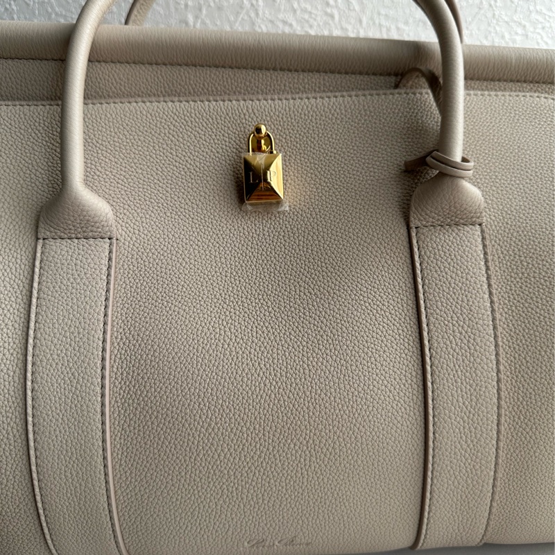 Loro piana 超級厲害的品牌❤️❤️❤️❤️❤️❤️顏色好好看-1