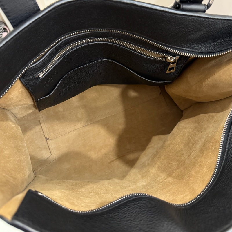 Loewe Buckle Zip 黑色軟粒面小牛皮托特-9