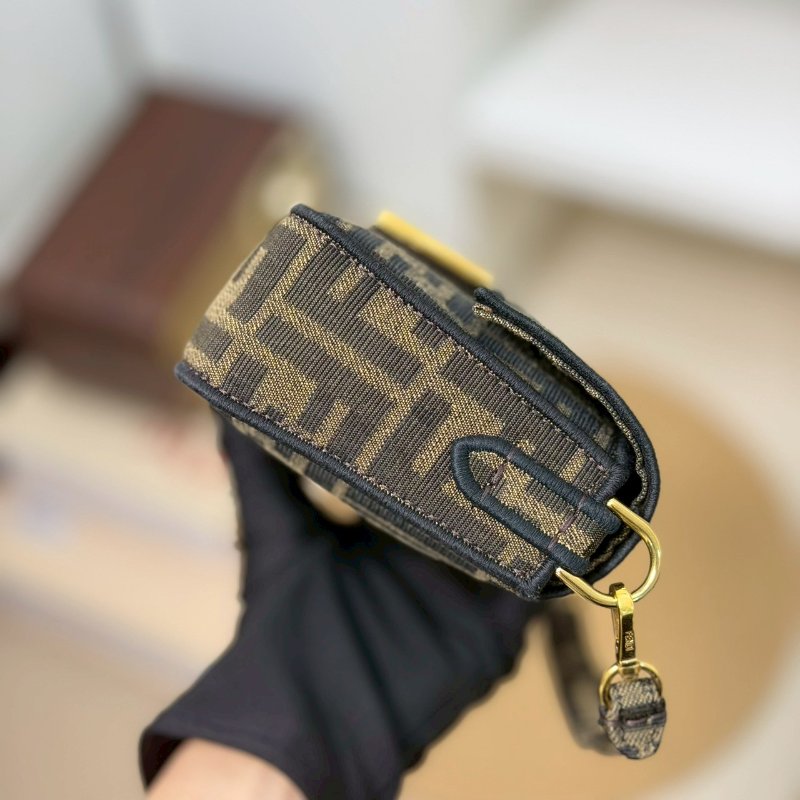 (全新閒置品)🏷Fendi 芬迪．Mini baguette 法棍包-3