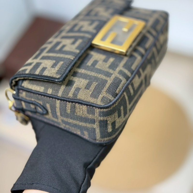 (全新閒置品)🏷Fendi 芬迪．Mini baguette 法棍包-4