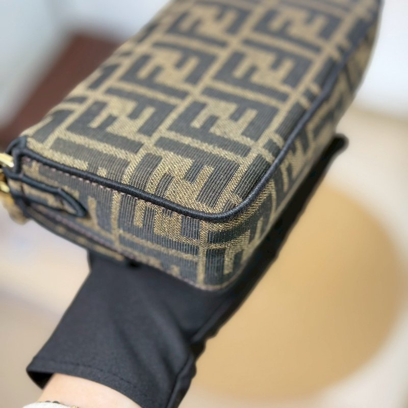 (全新閒置品)🏷Fendi 芬迪．Mini baguette 法棍包-6