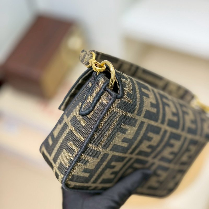 (全新閒置品)🏷Fendi 芬迪．Mini baguette 法棍包-10