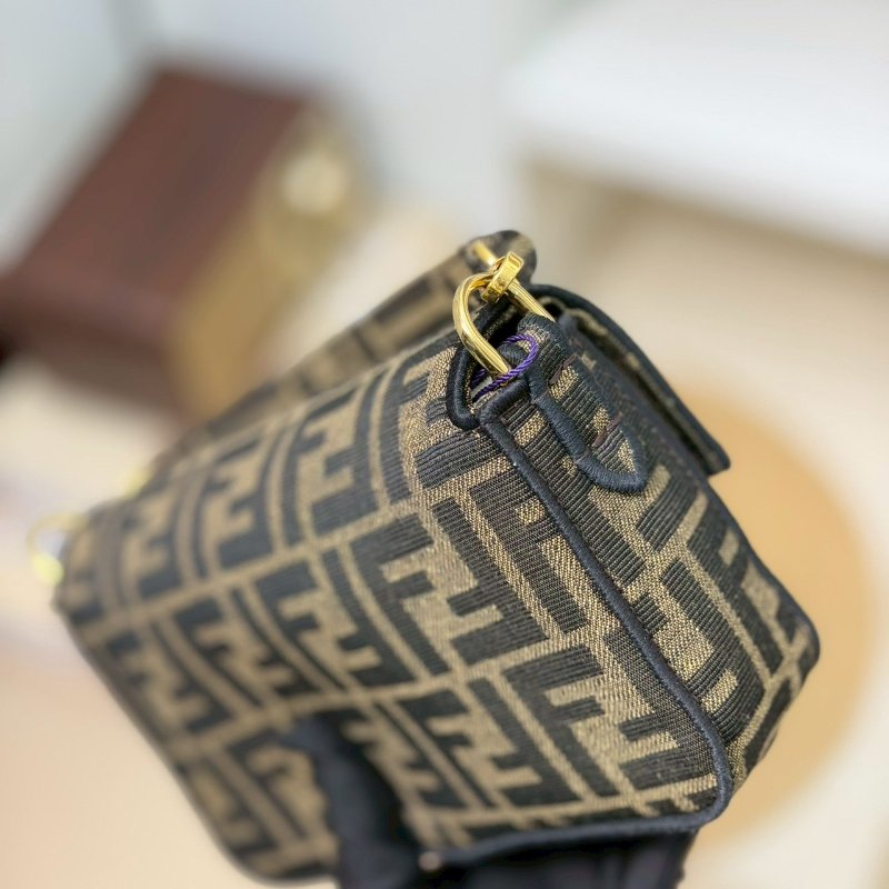 (全新閒置品)🏷Fendi 芬迪．Mini baguette 法棍包-11