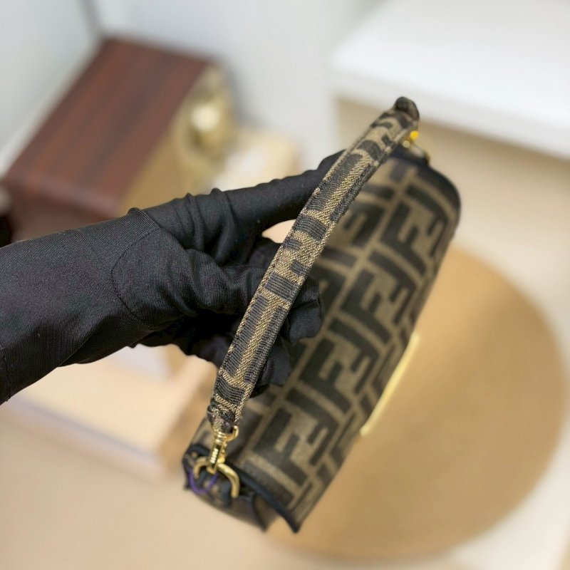 (全新閒置品)🏷Fendi 芬迪．Mini baguette 法棍包-15