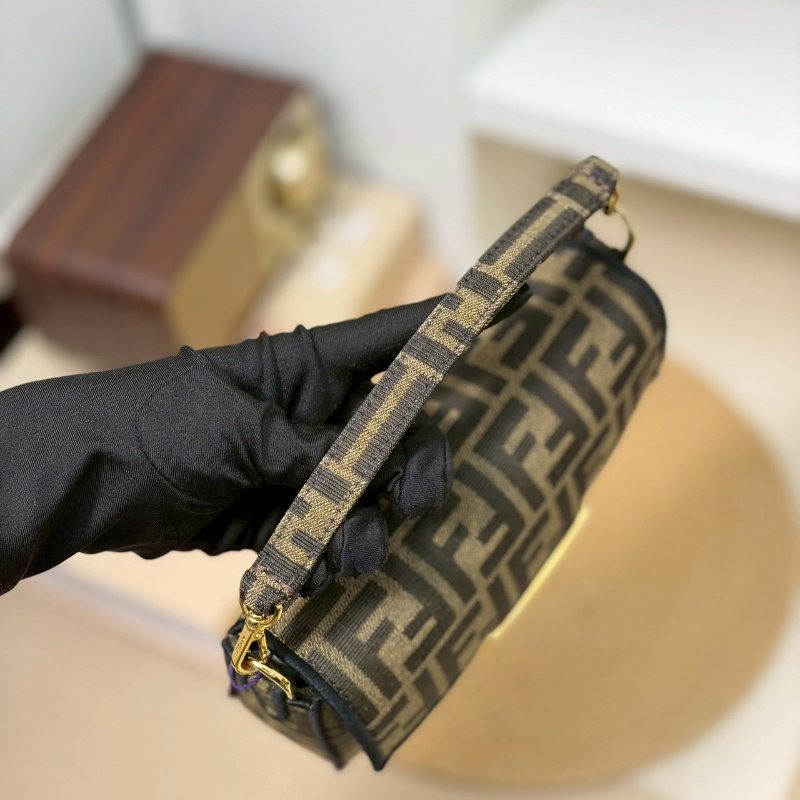 (全新閒置品)🏷Fendi 芬迪．Mini baguette 法棍包-16