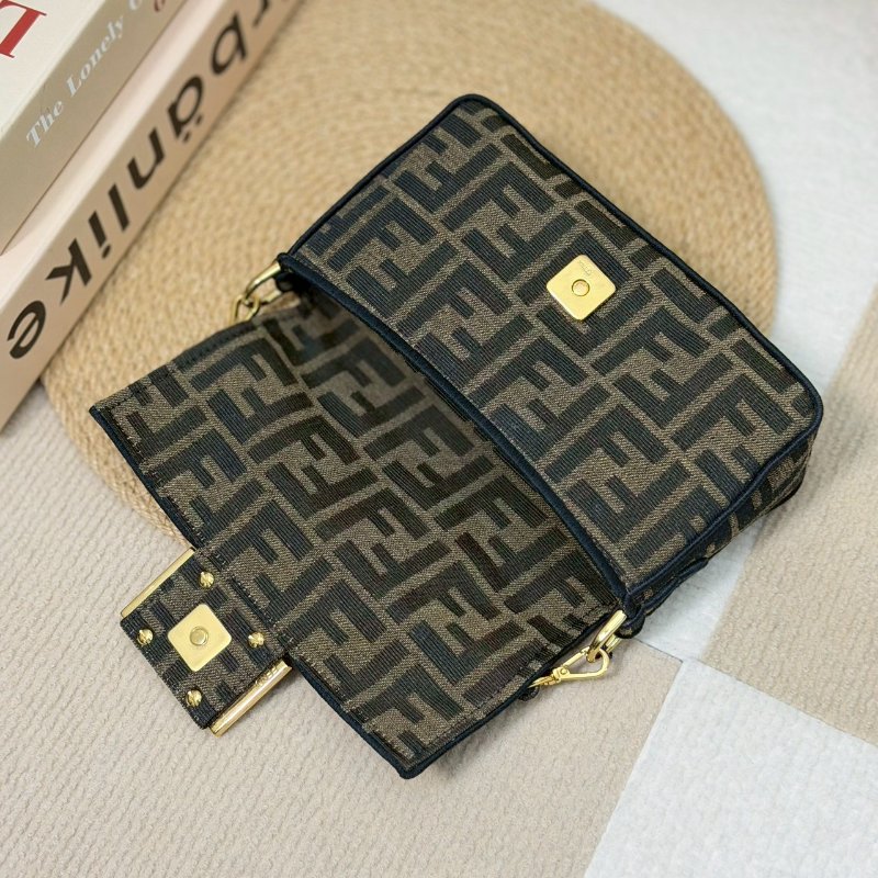 (全新閒置品)🏷Fendi 芬迪．Mini baguette 法棍包-17
