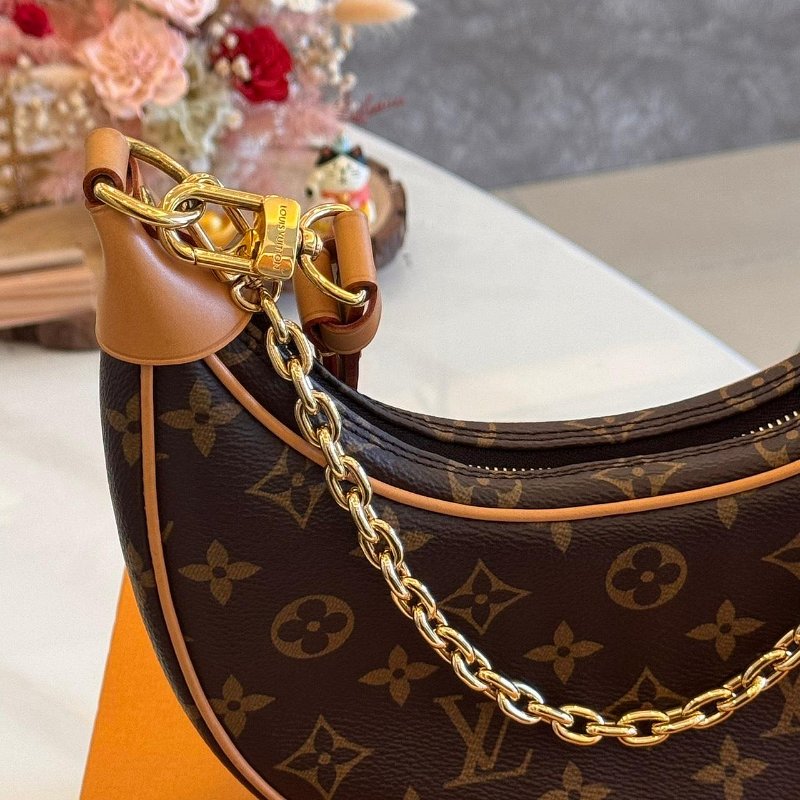 *SHIHNA名牌精品* LV Loop 鍊帶彎月側背包-2