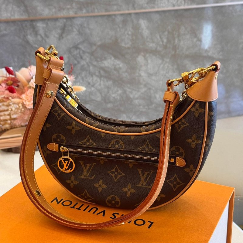 *SHIHNA名牌精品* LV Loop 鍊帶彎月側背包-5