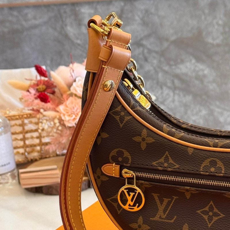 *SHIHNA名牌精品* LV Loop 鍊帶彎月側背包-6