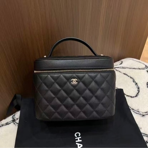 🔥新到：99新25年晶片 Chanel/香奈兒 黑金荔枝牛皮 大號化妝盒，尺寸：21*15*14cm