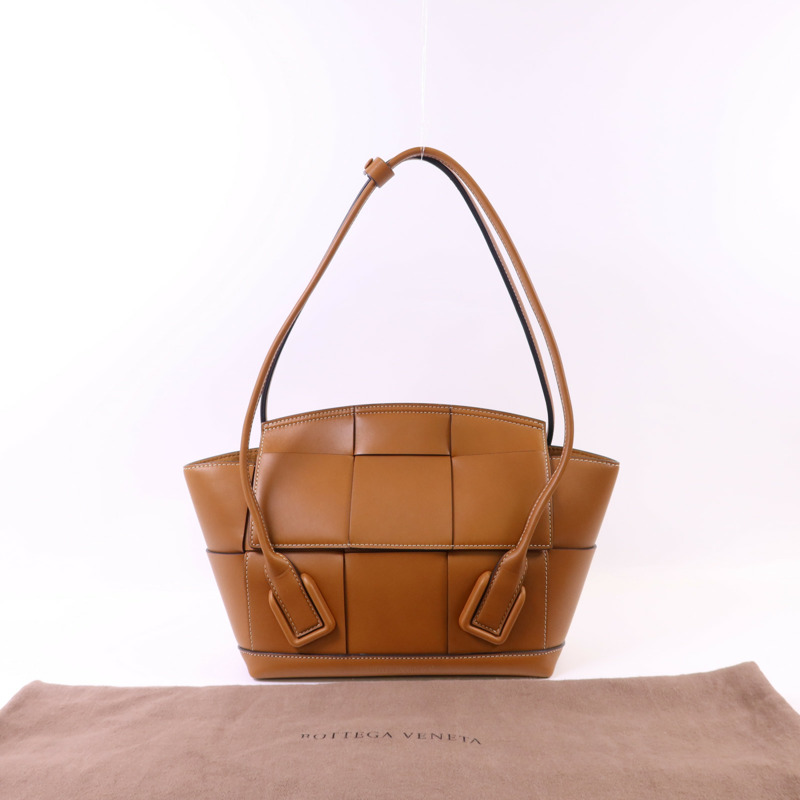 BOTTEGA VENETA 牛皮皮革Arco 33金扣肩背袋-17