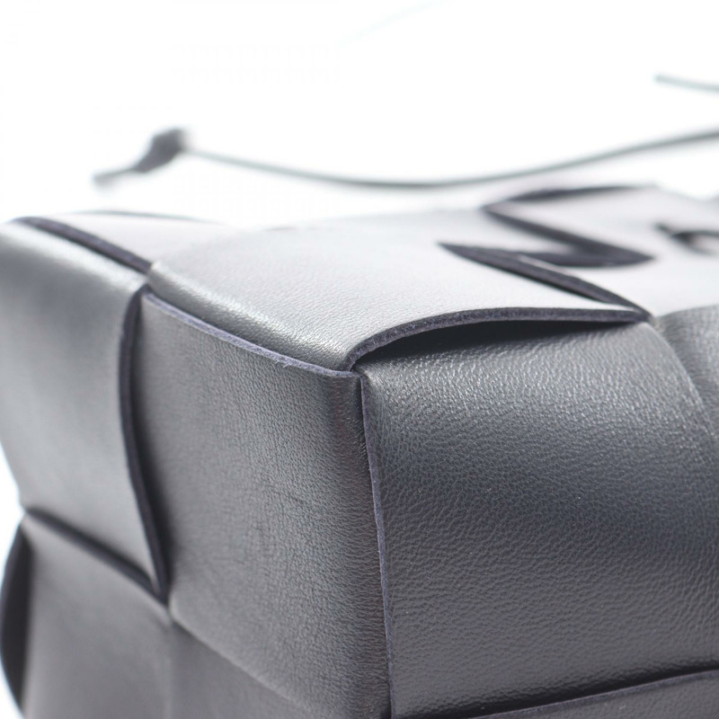 BOTTEGA VENETA Cassette 迷你斜背水桶包，海軍藍皮革，二手-5