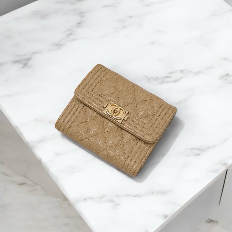 莉亞精品♡ Chanel Boy奶茶三折短夾 二手美夾-0