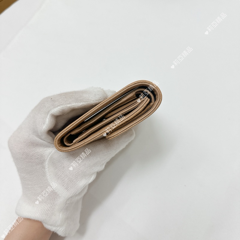 莉亞精品♡ Chanel Boy奶茶三折短夾 二手美夾-4