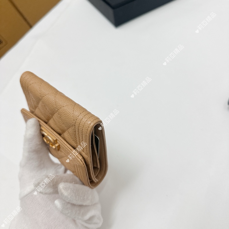 莉亞精品♡ Chanel Boy奶茶三折短夾 二手美夾-11