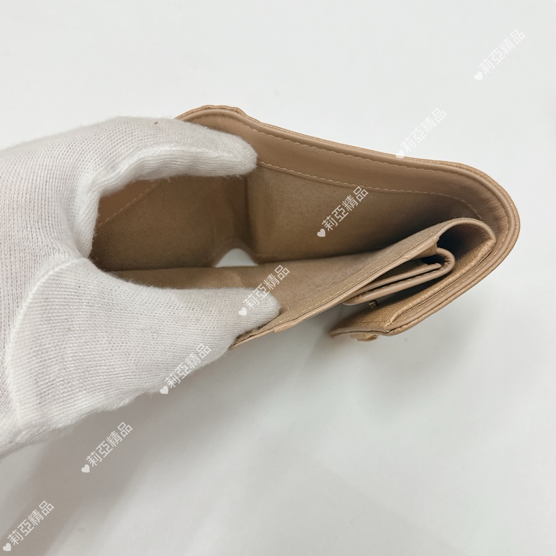 莉亞精品♡ Chanel Boy奶茶三折短夾 二手美夾-14