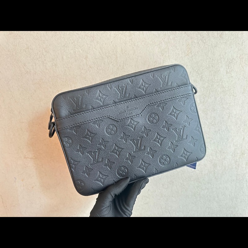 LV黑色牛皮壓紋Trio三合一郵差包M46602 晶片款-1