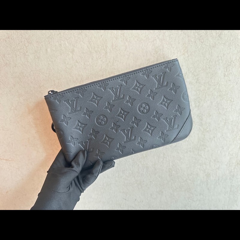 LV黑色牛皮壓紋Trio三合一郵差包M46602 晶片款-4