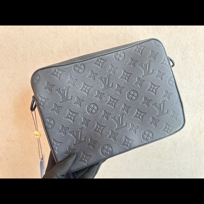 LV黑色牛皮壓紋Trio三合一郵差包M46602 晶片款-5