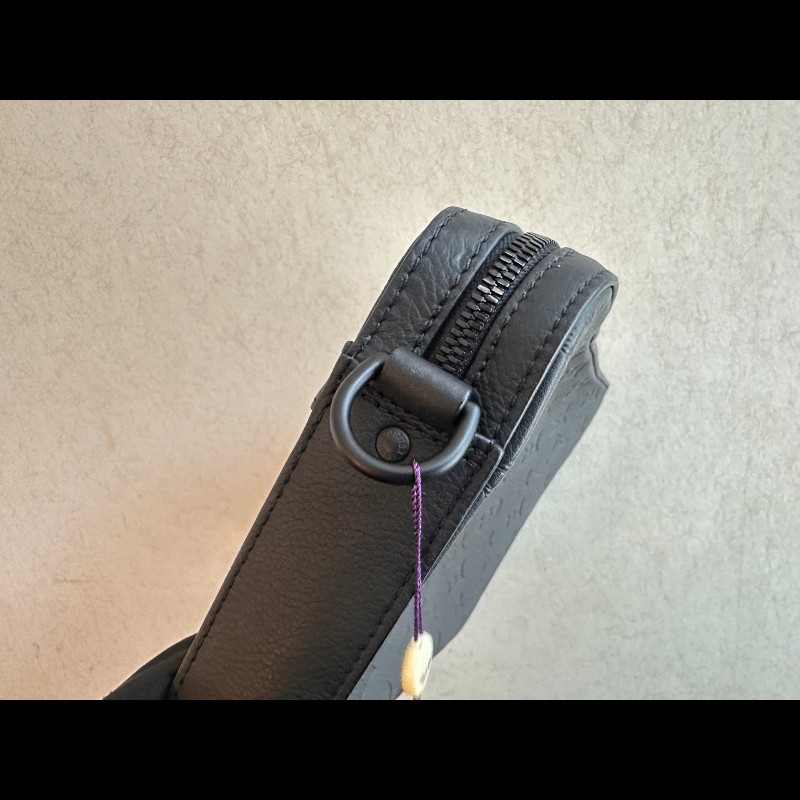 LV黑色牛皮壓紋Trio三合一郵差包M46602 晶片款-6