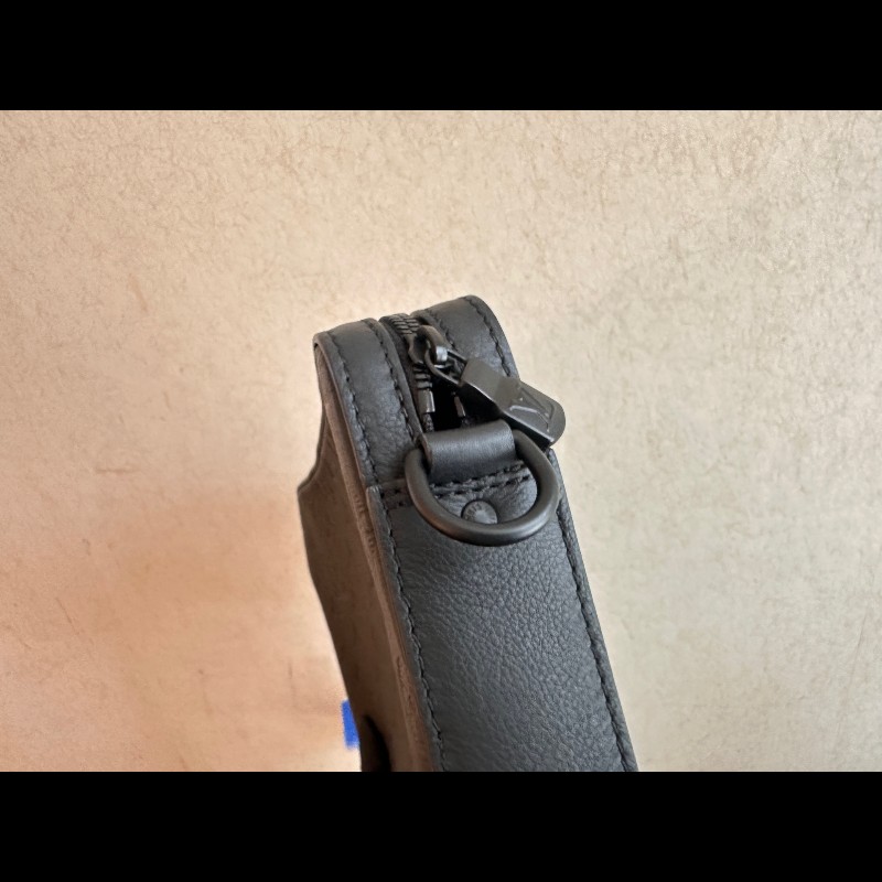 LV黑色牛皮壓紋Trio三合一郵差包M46602 晶片款-8