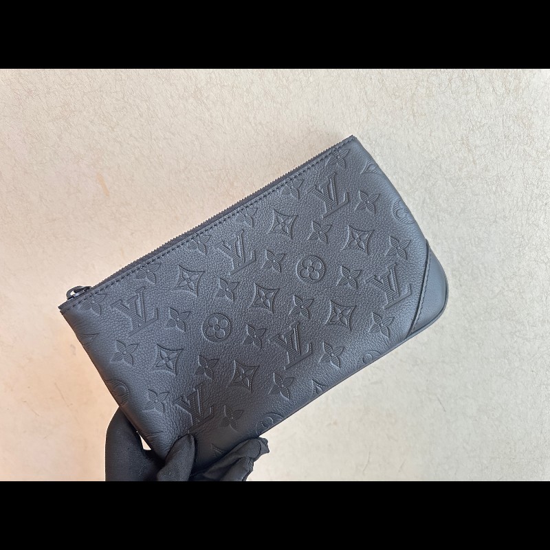 LV黑色牛皮壓紋Trio三合一郵差包M46602 晶片款-13