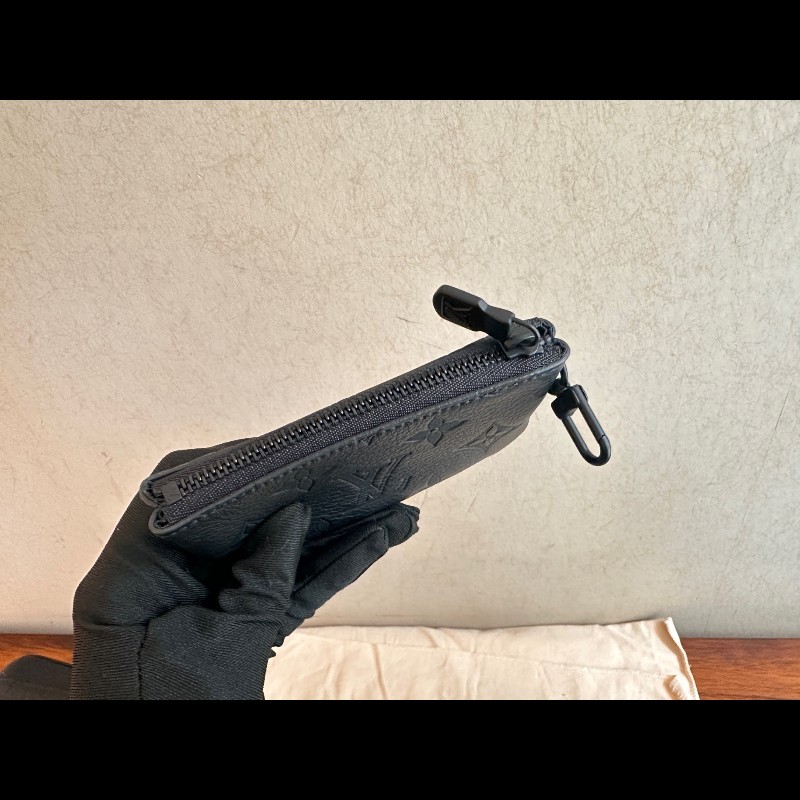 LV黑色牛皮壓紋Trio三合一郵差包M46602 晶片款-16