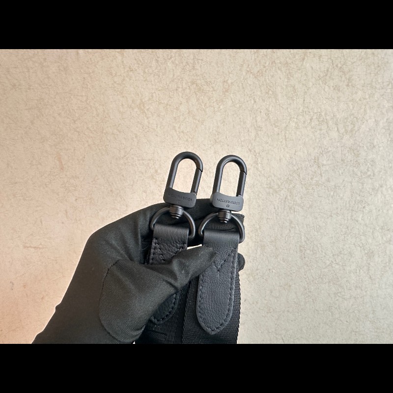 LV黑色牛皮壓紋Trio三合一郵差包M46602 晶片款-19