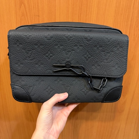 LV 黑牛皮壓紋黑釦Steamer斜背包M23742