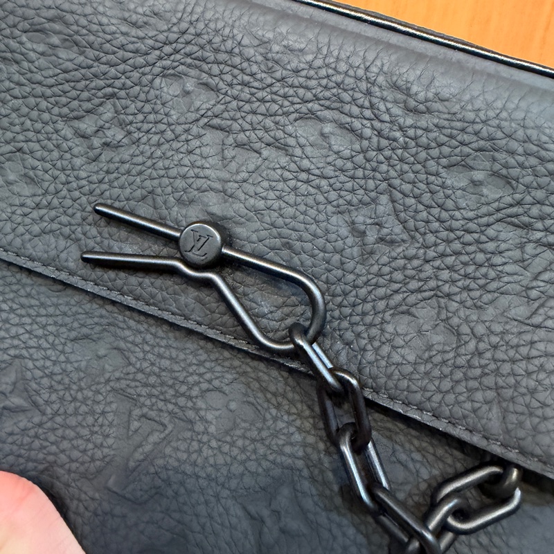 LV 黑牛皮壓紋黑釦Steamer斜背包M23742-1
