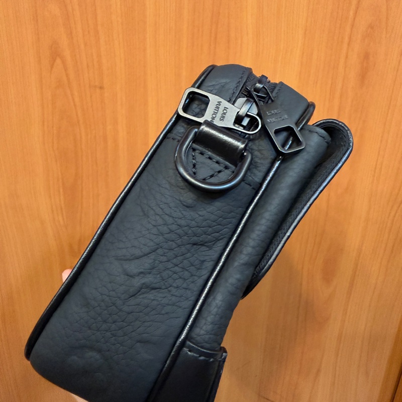 LV 黑牛皮壓紋黑釦Steamer斜背包M23742-4