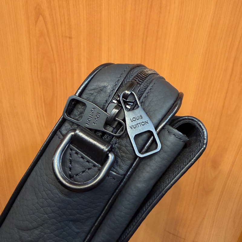 LV 黑牛皮壓紋黑釦Steamer斜背包M23742-5