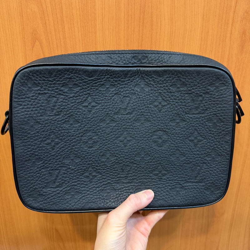 LV 黑牛皮壓紋黑釦Steamer斜背包M23742-7