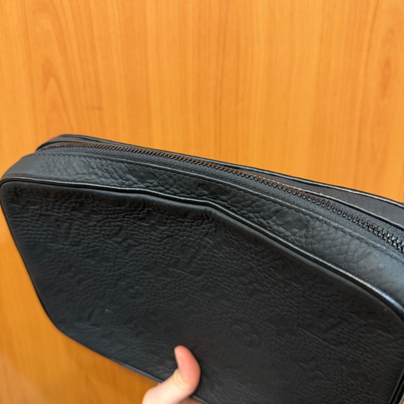 LV 黑牛皮壓紋黑釦Steamer斜背包M23742-8