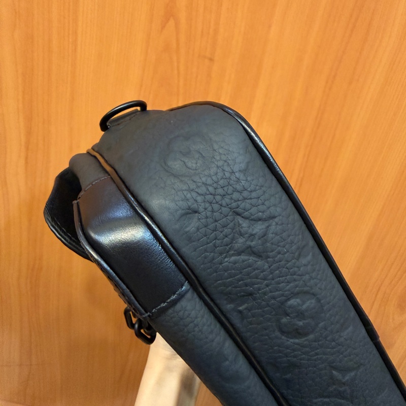 LV 黑牛皮壓紋黑釦Steamer斜背包M23742-10