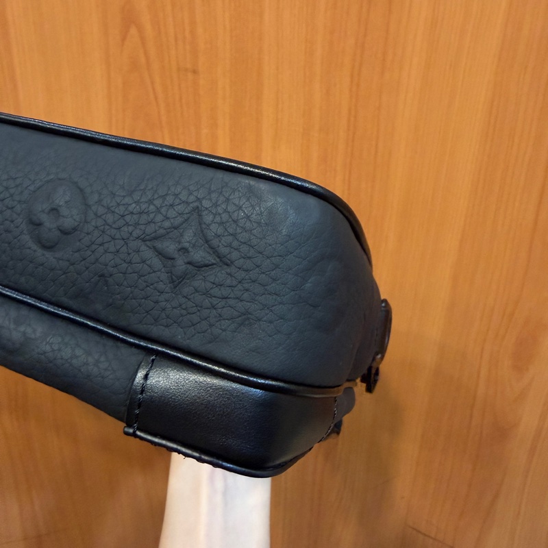 LV 黑牛皮壓紋黑釦Steamer斜背包M23742-11