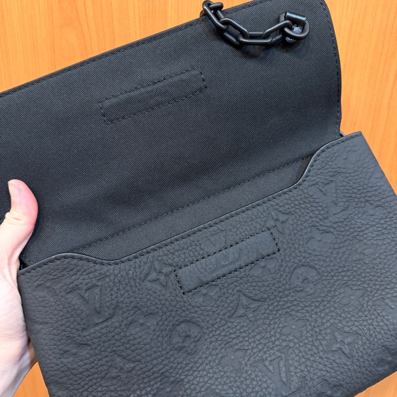 LV 黑牛皮壓紋黑釦Steamer斜背包M23742-13