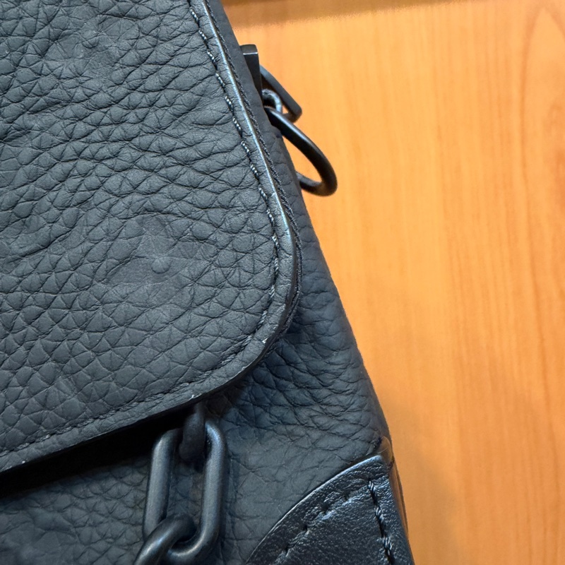 LV 黑牛皮壓紋黑釦Steamer斜背包M23742-18