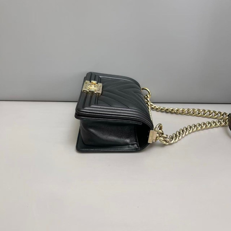 Chanel leboy小號20cm 黑金全皮V紋包-2